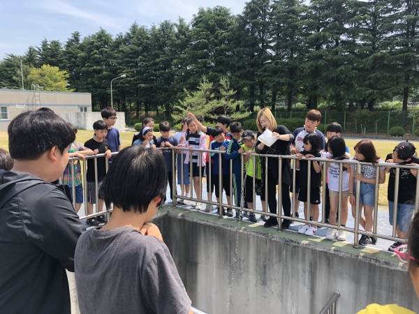 환경기초시설 견학 (문지동 하수종말처리장을 찾아 하수처리과정을 지켜보는 학생들)