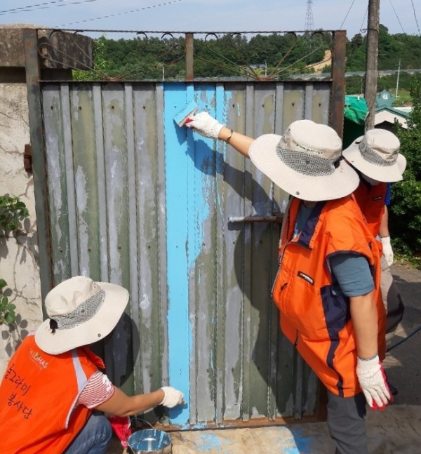 한국타이어앤테크놀로지(주) 동그라미봉사단, 독거노인 가정 대문 도색 봉사 진행