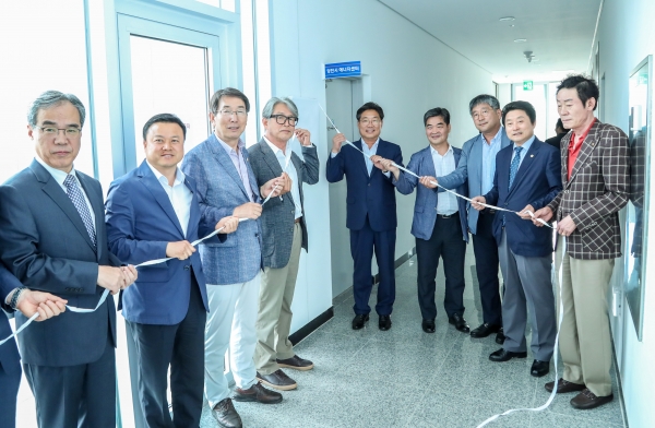 에너지센터 개소식 (가운데 김홍장 시장 바로 옆 오른쪽 이인수 센터장)