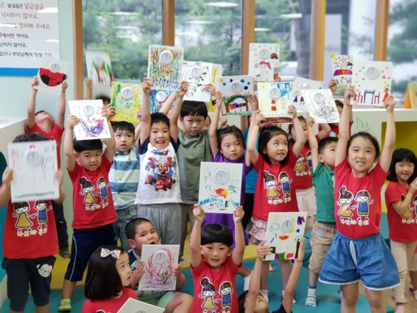 도서관 견학 프로그램 모습.