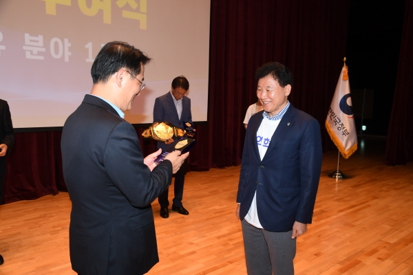 정부세종청사에서 열린 ‘주민생활 혁신사례 응모 지자체 데모데이 행사’에서 혁신 챔피언 인증패 수상