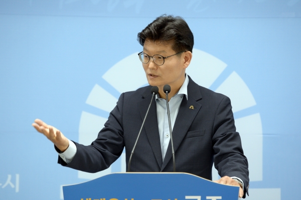 제36차 정례브리핑를 진행하고 있는 김정섭 시장