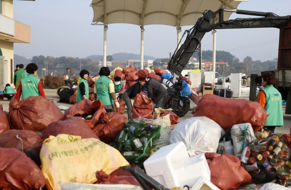 ‘2019년 여름철 숨은자원찾기’ 행사를 개최한다. 사진은 작년 숨은자원찾기 행사 모습.