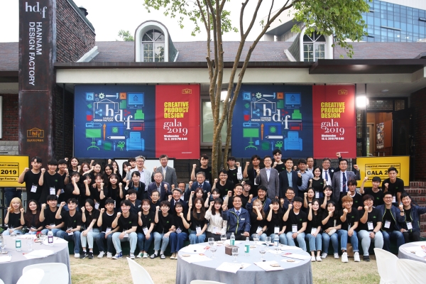 디자인팩토리에 참여했던 46명의 학생들과 6개학과 교수, 스텝들이 갈라나이트 축제를 가졌다.