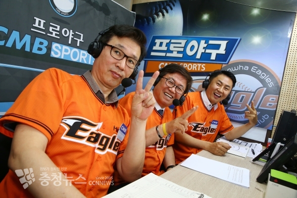 최교진 교육감(사진 가운데)은 이날 한 중계방송사의 일일 캐스터로 활약했다.