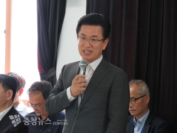 허태정 대전시장이 평촌산단 인근 주민들과의 간담회에서 LNG 발전소 유치 중단을 발표했다.