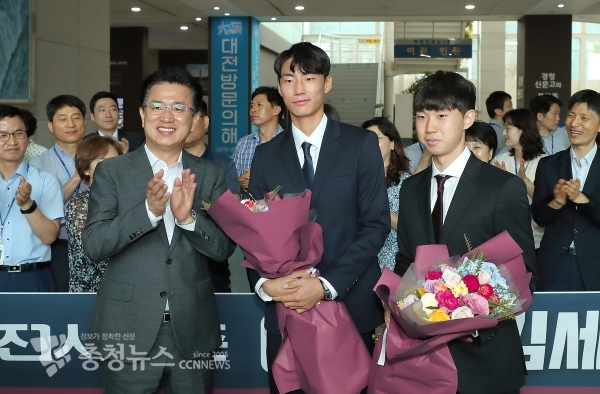 (좌측부터) 허태정 대전시장, 이지솔, 김세윤 선수