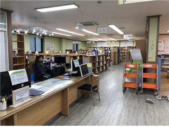 배방도서관 자료실 모습