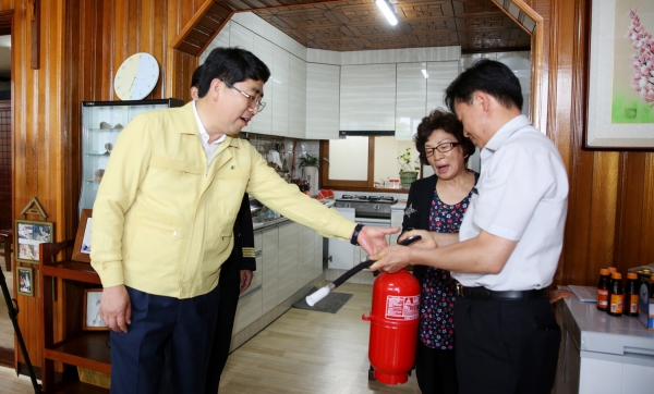 맹정호 서산시장이 소화기 사용법을 안내하고 있다