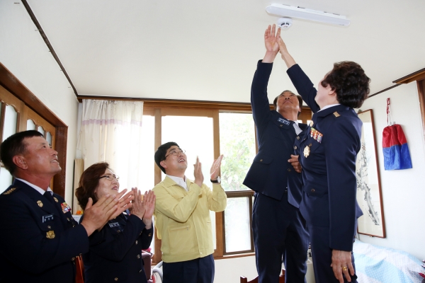 맹정호 서산시장과 주택용 소방시설 설치단이 단독경보형 감지기 설치 모습