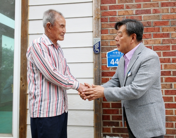 국가유공자 명패 달아드리기(김봉희)