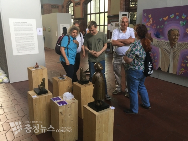 전시작을 관람중인 독일 국민들