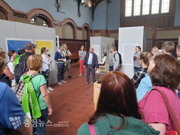 전시작을 관람중인 독일 국민들