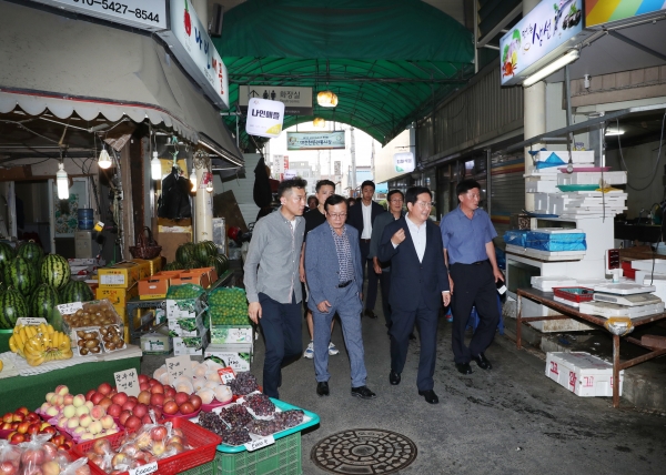 지난 20일 장종태 서구청장과 괴정동 신규 임용직원들은 괴정동 구석구석을 돌며 주민의 불편사항을 챙기는 등 현장행정 모습