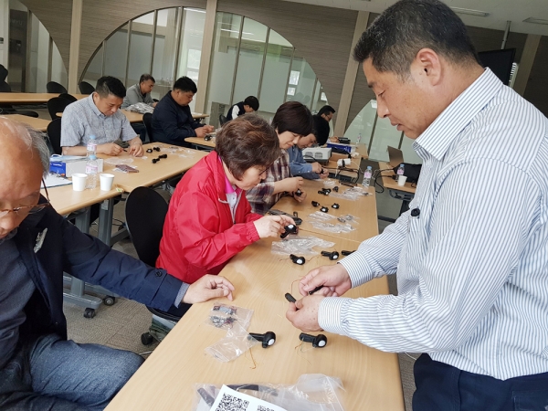 서산시 드론‧항공촬영 전문가 양성과정 부품 조립 모습