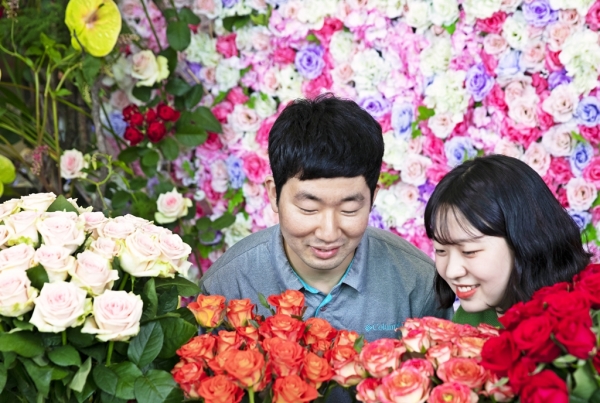 2019 콘테스트를 관람하며 즐거워하는 관객들