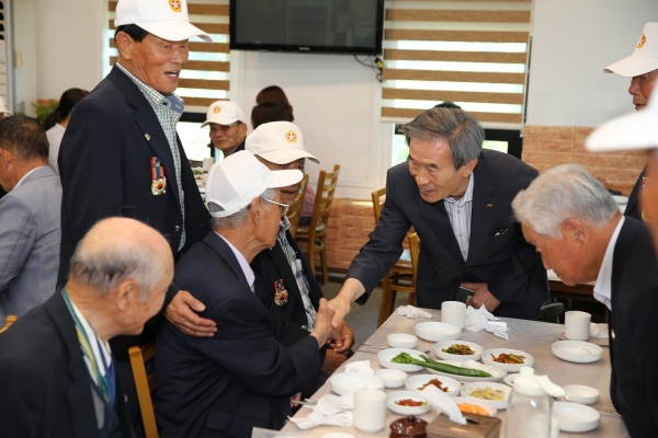 국가 유공들에게 악수를 청하는 한국서부발전 김병숙 사장