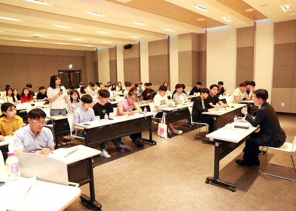 한밭대학교가 소통형 캠퍼스 문화조성을 위한 총장-학생 간담회를 개최한 가운데, 최병욱 총장과 학생들이 의견을 나누고 있다.