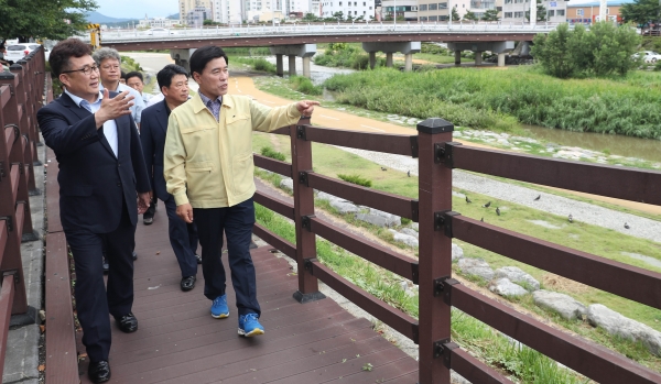 지난해 황인호 동구청장의 대전천 주변 재해예방 순찰 모습