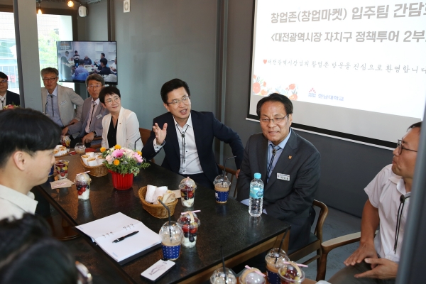 자치구 정책투어의 하나로 한남대 ‘창업존’을 찾은 허태정 대전시장(오른쪽 세 번째)이 박정현 대덕구청장(오른쪽 네번째), 한남대 이덕훈 총장(오른쪽 두번째) 및 창업학생, 교수들과 간담회를 하고 있다.