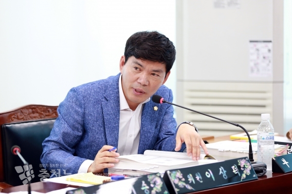 복지환경위원회 이상덕의원이 주요사업에 대하여 집중질의 하고 있다.