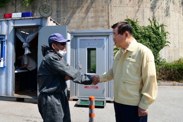 아프리카돼지열병 거점소독시설_근무자 격려중인 김석환 홍성군수