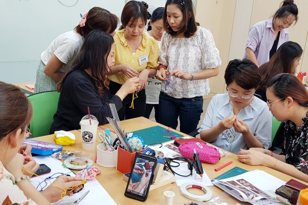 28일 프리마켓을 운영예정인 결혼이민여성들이 수공예소품 수업에 집중하고 있다.