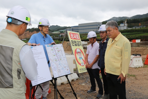조정천 현장을 둘러보고 있는 문정우 군수