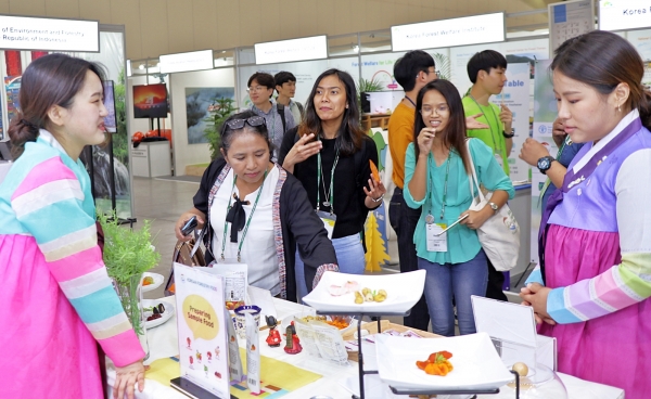 2019 APFW 임산물 홍보관 및 임산식품 시식 모습