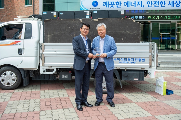 한국IT복지진흥원 전달에 따른 감사패를 받는 모습 (기영서 경영지원본부장 사진 왼쪽).