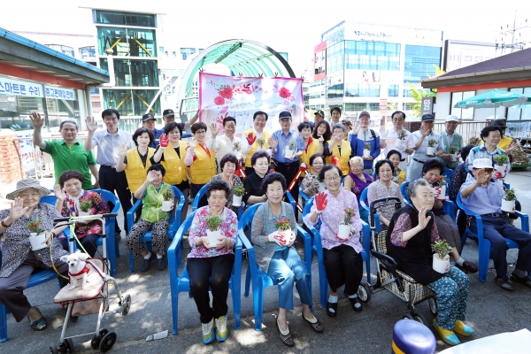 마을활동가들과 함께 아파트 주변을 청소하고 화초 심어