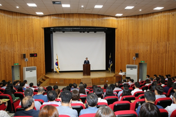 25일 산학연구관 강당에서 전 직원 대상으로 6월 직장교육 실시