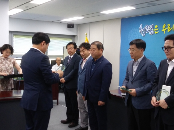 지난 25일 충남도 감사위원실에서 박우서 감사팀장이 표창패를 받고 있다.