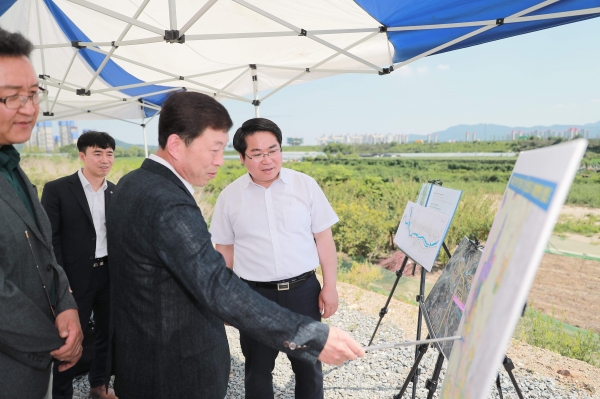 오세현 아산시장, 곡교천 봉강지구에서 청사진 그리다
