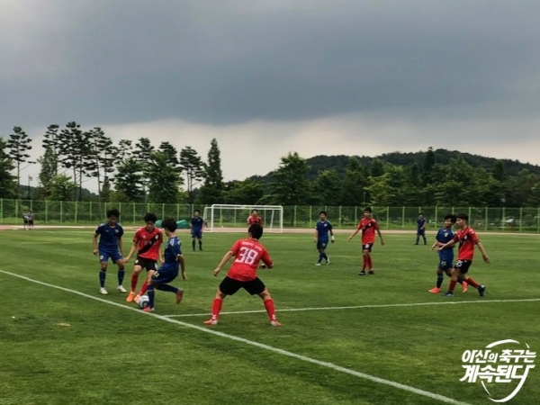 경합 중인 아산U18과 경남U18