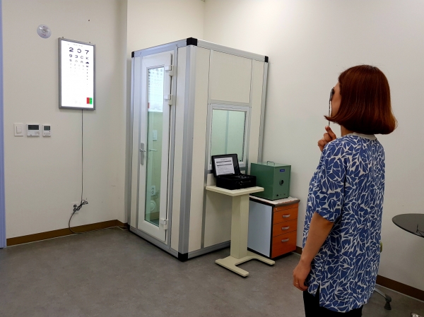 시력측정하는 모습