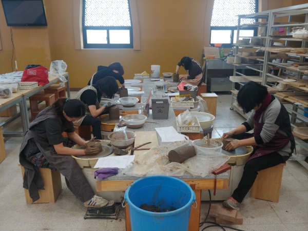 백제기와문화관 도자기공예기능사 강의 장면