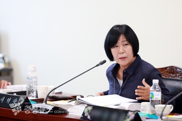 건설도시위원회 이의상 의원이 행정복지센터 신축과 관련하여 질의를 하고 있다.