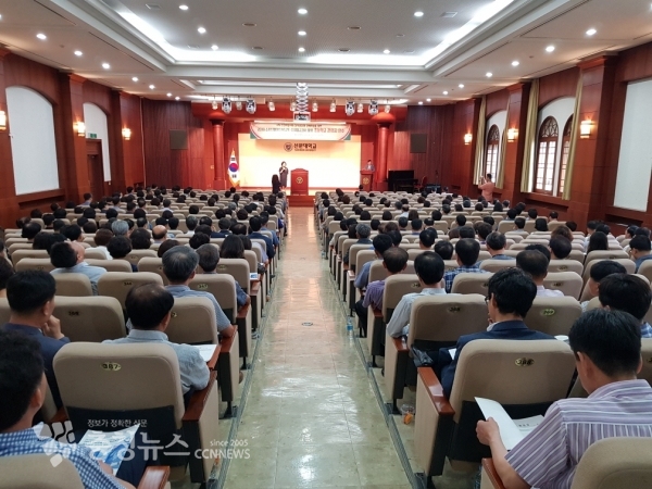 충남교육청 가경신 교육국장이 학교관리자들에게 소프트웨어 교육의 중요성을 강조하고 있다.