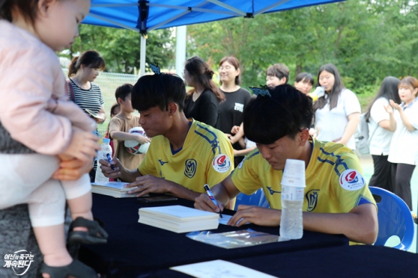 팬사인회 중인 김민우, 김민석