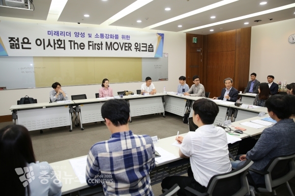 젊은 이사회 CEO 브리핑 후 강평중인 김병숙 사장