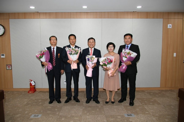 2019년도 상반기 정년퇴임자 공적패 수여 / 왼쪽부터 윤규운 예산읍 민원과장, 박중수 재무과장, 황선봉 군수, 임철이 팀장, 최재희 기업유치팀장