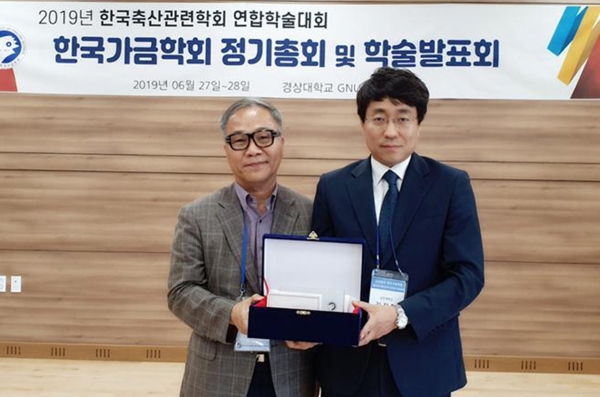 김지혁 교수 수상모습(오른쪽)