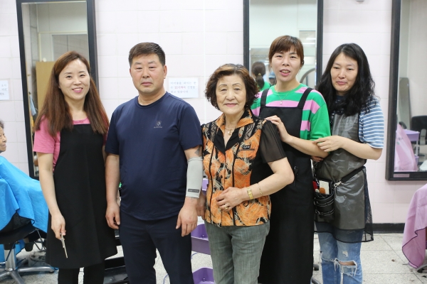 △ 무료 이.미용 봉사활동을 펼치고 있는 로뎀나무 봉사단 회원들 (가운데 장혜신 단장)