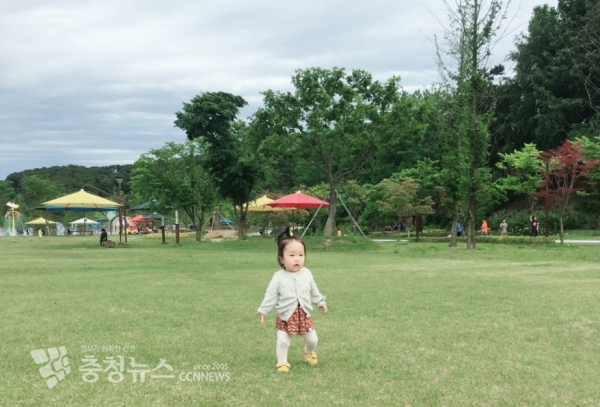 논산시민공원이 나들이 장소로 입소문을 타면서 대전에서도 관광객들이 늘어나고 있다. / 사진-독자제공