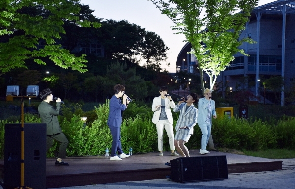 논산시민공원 버스킹 장면