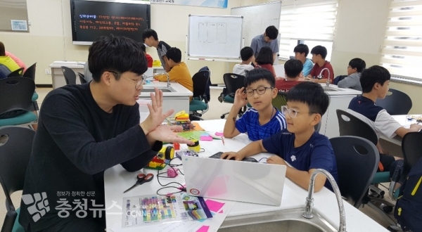 메이커톤에서 지도교사와 학생들이 고민하는 문제에 대한 해결방식에 대해 논의하고 있다.