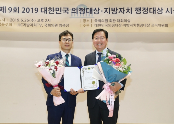 지방자치 TV가 지방자치발전을 위해 헌신한 우수 지방자치단체장에대해 시상하는 ‘2019 지방자치행정대상에 장종태 서구청장이 2년 연속 수상되어 지난 6월26일 서울 국회의원회관에서 수상 후 기념촬영을 하고 있다