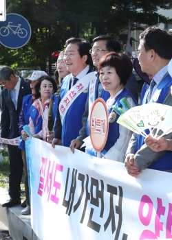 6월 11일 둔산동 까치 네거리에서 준법질서지키기 캠페인에 참석하고 있다.