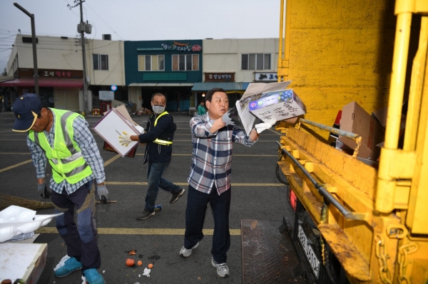 황 군수는 1일 새벽 환경미화원들과 함께 새벽을 열었다.